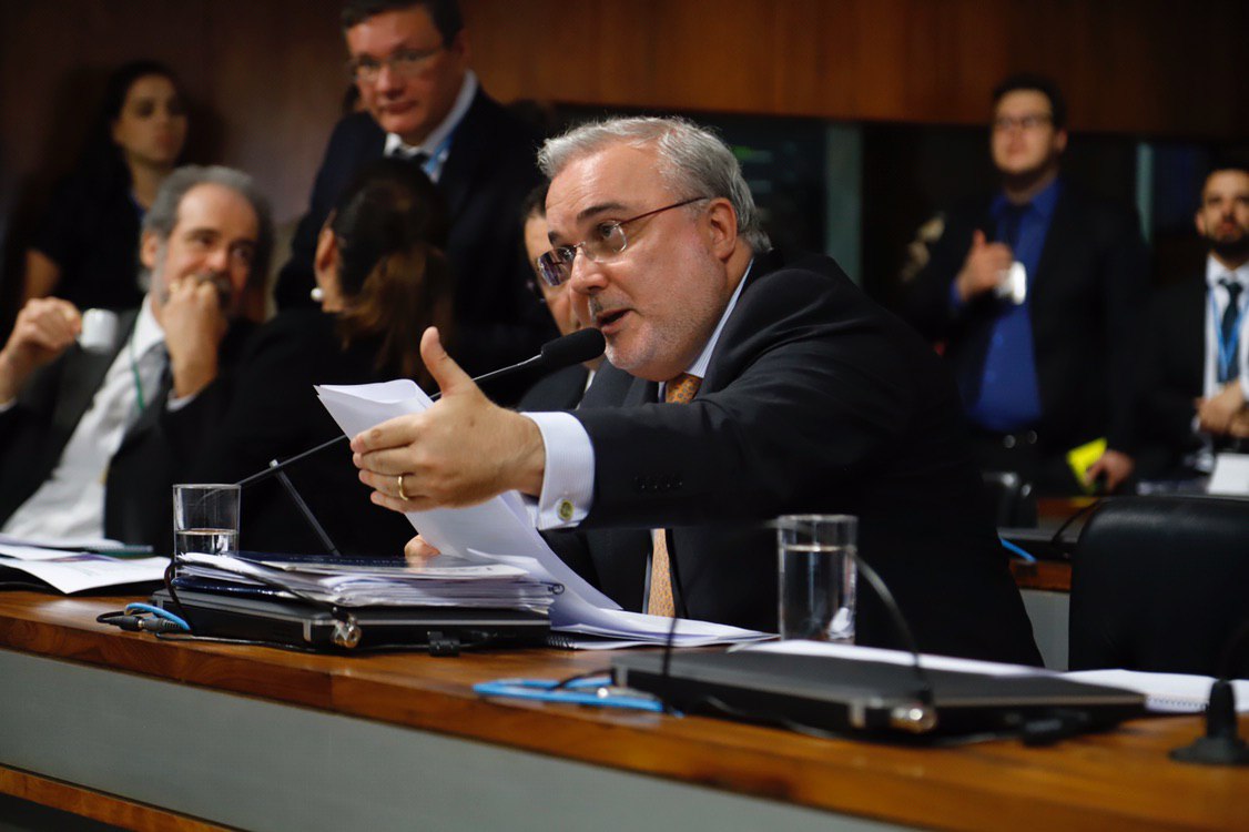 Jean Paul questiona presidente da Petrobras por privatizações