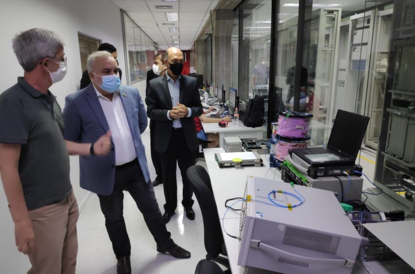 Em visita técnica, Jean conhece instalações de fábrica da tecnologia 5G no Brasil
